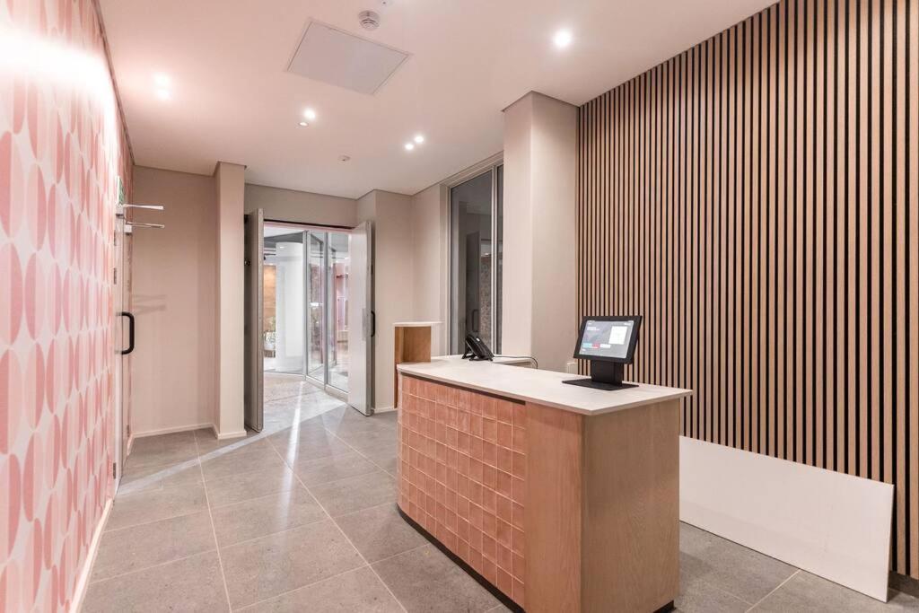 The Rose 104: Modern In Heart Of The Le Cap
