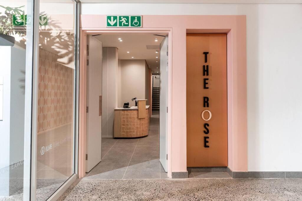 Apartment The Rose 104: Modern In Heart Of The