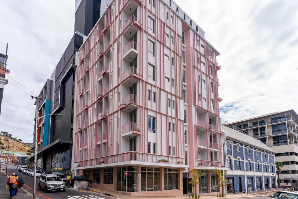 The Rose 104: Modern In Heart Of The *