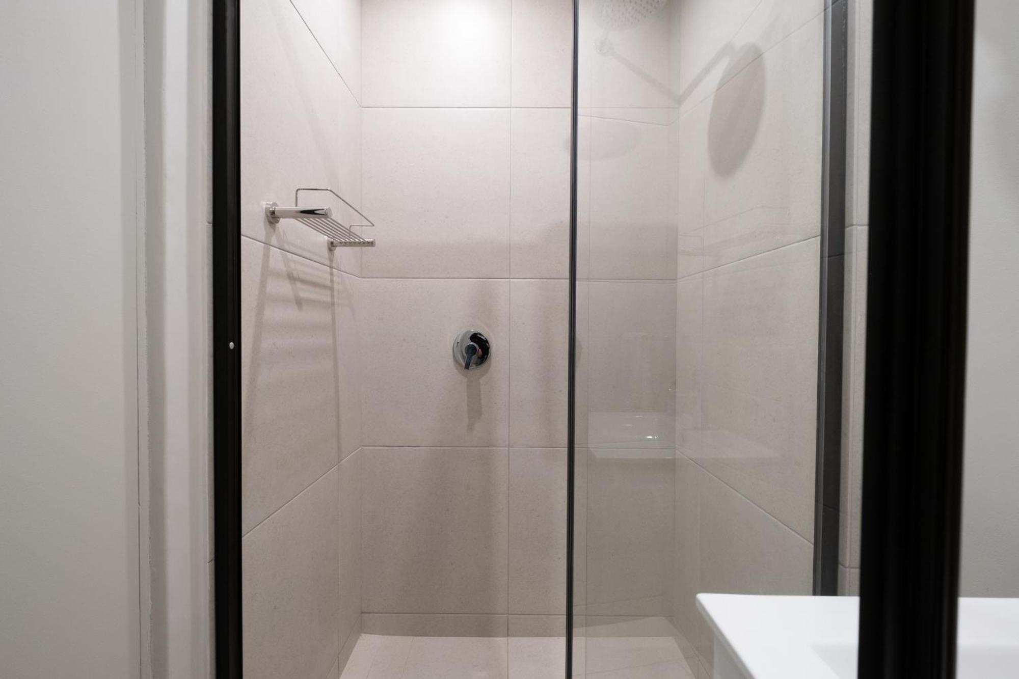 The Rose 104: Modern In Heart Of The Le Cap